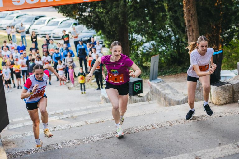 Mostarske stepenice ponovno okupile više od 100 natjecatelja na utrci „Velike stepenice RUN“